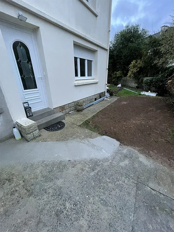 Travaux d'assainissement finalisés devant une maison individuelle_3160